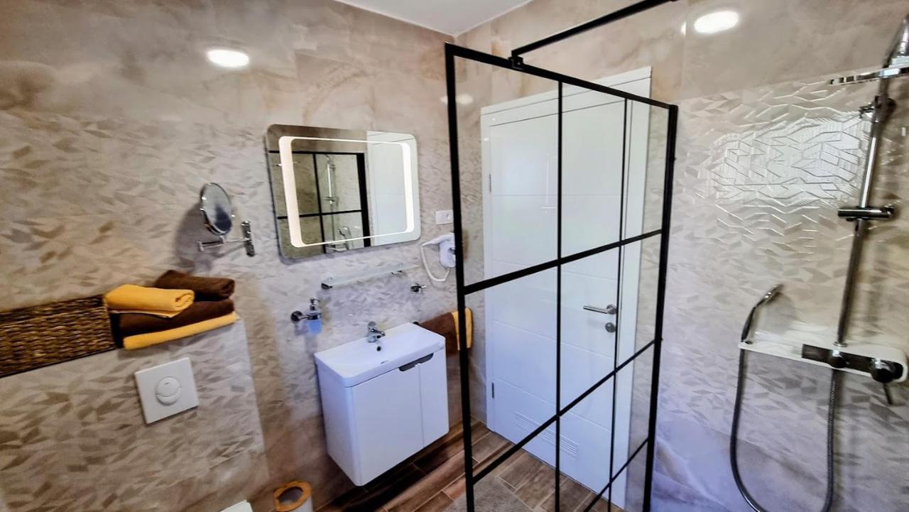 Dorijini Dvori Bed & Breakfast Baska Voda Exterior photo